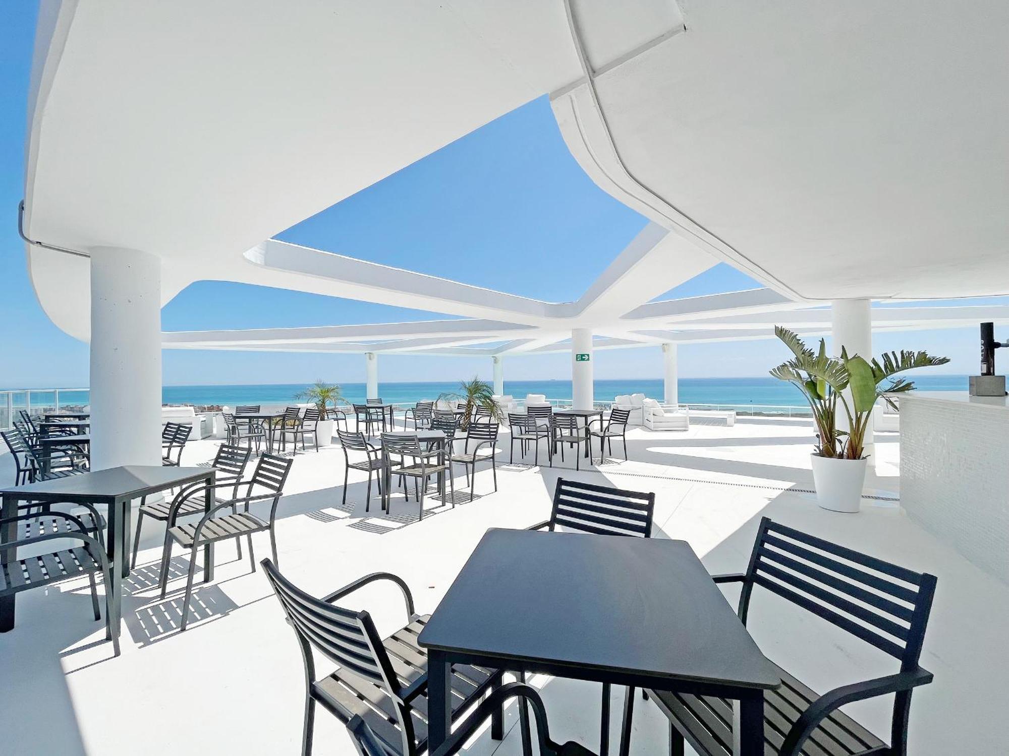 Global Properties, Con Terraza Y Vistas Al Mar Y A La Montana *